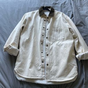 Corduroy shirt jacket lined with fleece. Brown collar.